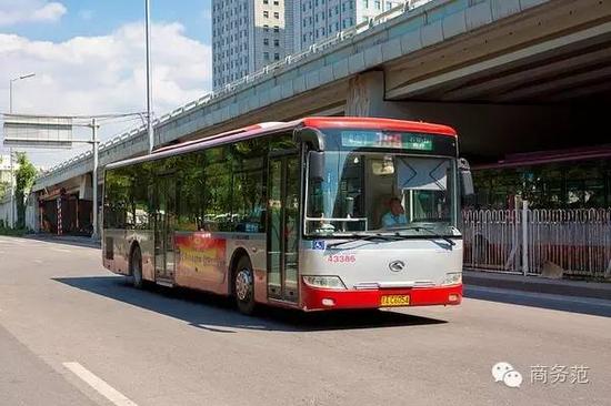 (2012年7月于航天桥东拍摄的大金龙第二代低地板XMQ6125G型,行走746路往石榴园东区方向)