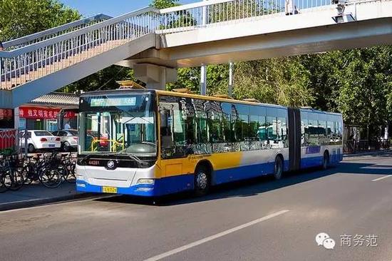(2012年8月于新街口豁口拍摄的黄海DD6181S02型,挂347路路牌,总站路侧停车)
