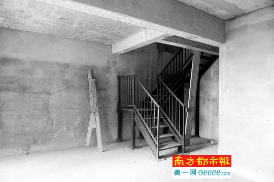 南都记者现场探访发现,金地国际公寓25-26层有三处住宅打通变成复式。南都记者 冯少文 摄