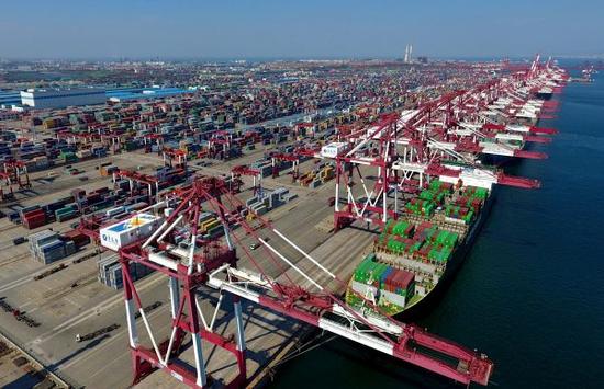资料图片：吞吐繁忙的青岛港集装箱码头。新华社记者 徐速绘 摄