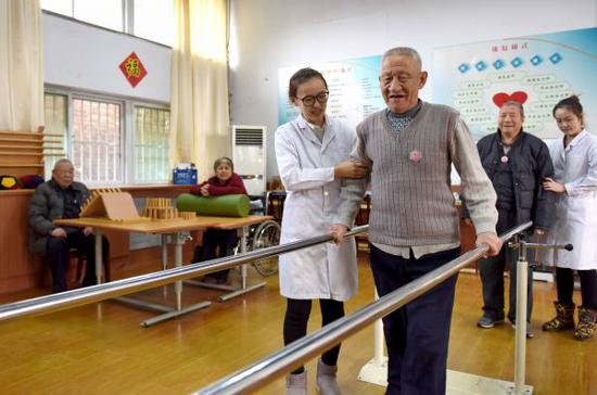 资料图片：河北邢台市医专老年养护中心的康复师为老人做康复训练。新华社记者 朱旭东 摄