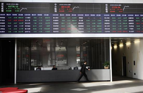 这是深港通开通后，在深圳证券交易所拍摄的股市行情（12月5日摄）。新华社记者 王东震 摄