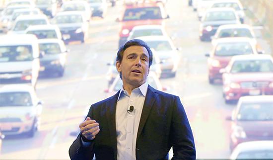 　　2016年11月15日，美国洛杉矶，福特汽车首席执行官马克·菲尔兹在洛杉矶车展的活动上演讲。他表示，候任总统特朗普提出对从墨西哥进口的汽车和卡车征收35%的关税，此举将对整个美国经济带来“巨大的影响。 CFP 供图