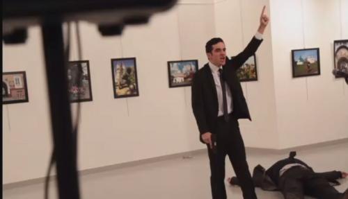 现场监控视频截图，站立者为凶手，倒地者为俄罗斯驻土耳其大使。