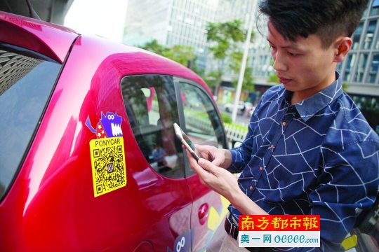12月13日，深圳软件产业园一家共享汽车公司门前停着好几辆两座电动小车，使用者可用微信公众号扫码租用。南都记者 霍健斌 摄