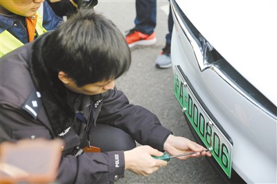 　　2016年12月1日，上海第一块绿色新能源汽车专用号牌，在上海公安交警总队车管所一分所发放 东方IC图