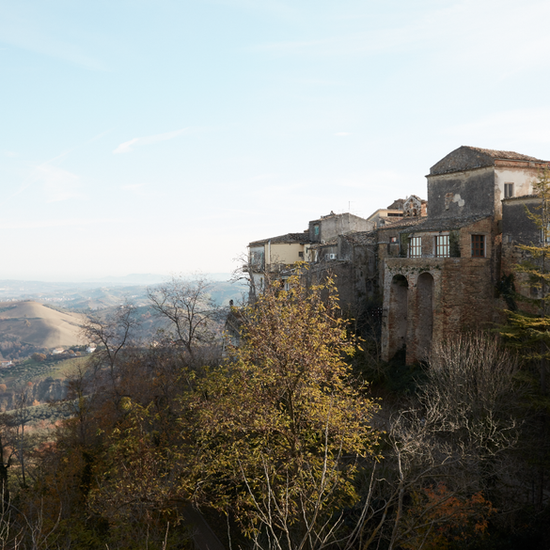 　　从Brioni在Penne的裁缝教室望出去，是Abruzzo的丘陵和矗立在山丘上依然保持完好的中世纪建筑（图片来源：Daily Telegraph）