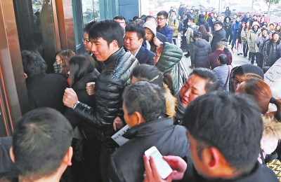 网络传言引来郑州房管局排队狂潮 地税局:契税