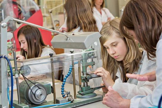 汝拉溪谷很注重让山谷里的孩子们体会腕表制造的魔力