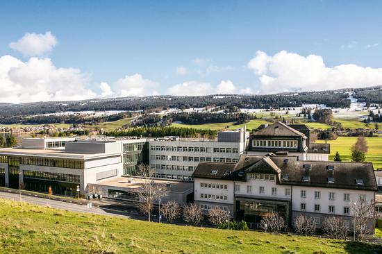 一个多世纪以来陆续建成的积家大工坊，楼房层层叠叠，从蒸汽时代到电气时代。摄影：Johann Sauty