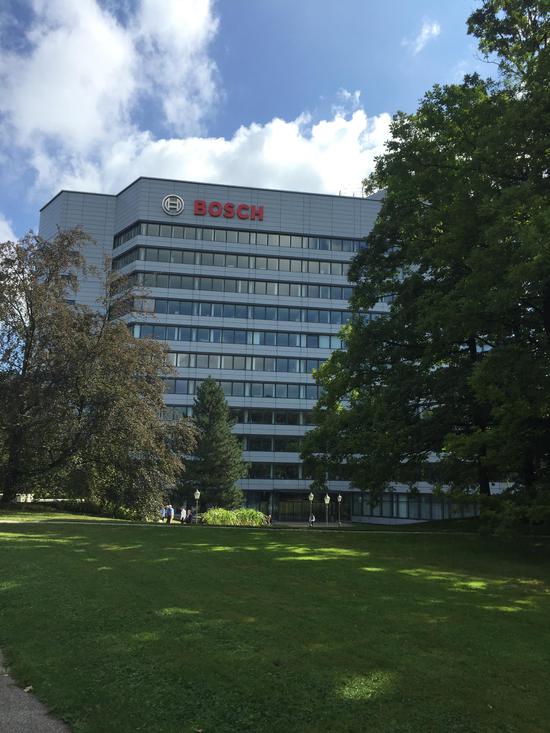 博世公司在德国斯图加特郊区的总部，一片绿树成荫鸟语花香