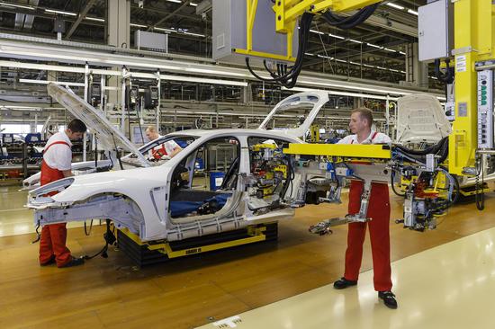 保时捷工厂每一位技师在组装车时，也不用总是周而复始的“重复劳动”，多变的工作才更有乐趣，也更符合人体力学原理