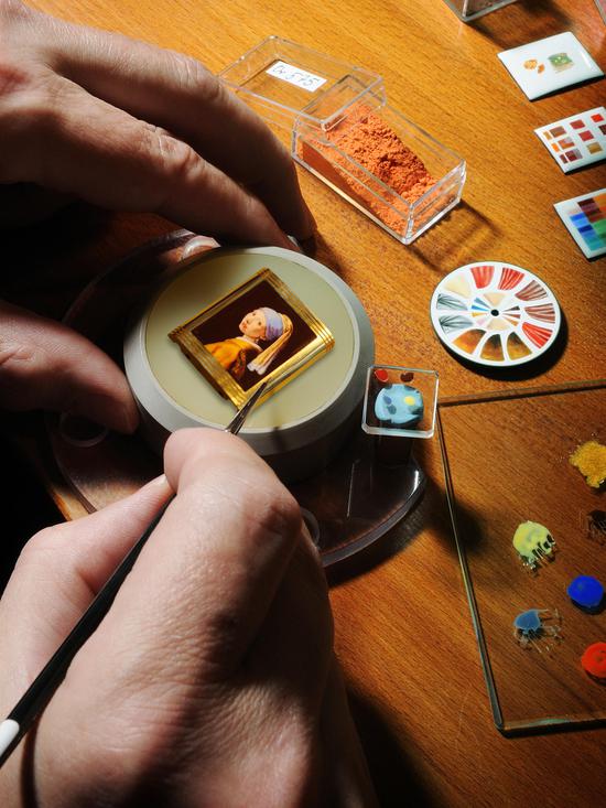 一款腕表就是一款微缩的艺术品，手工艺人用针尖大的毛笔在手表背面画一幅带着珍珠耳环的女孩