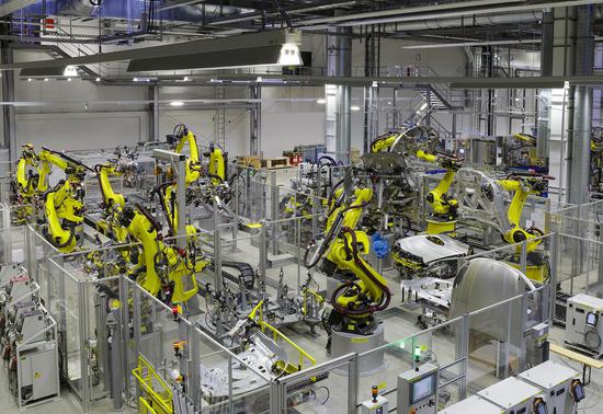 机器人在现代化工厂的主要职责是承担重体力活，危险工种以及繁琐的重复劳动
