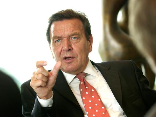 做学徒和考大学都可能通向最终事业的成功，德国前总理施罗德（Gerhard Schröder）就是个例子，他从14岁开始在五金店做一名零售学徒