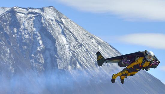 2013年11月6日，瑞士飞行员Yves Rossy从富士山上飞过，以300公里时速爬升至3657米的高度