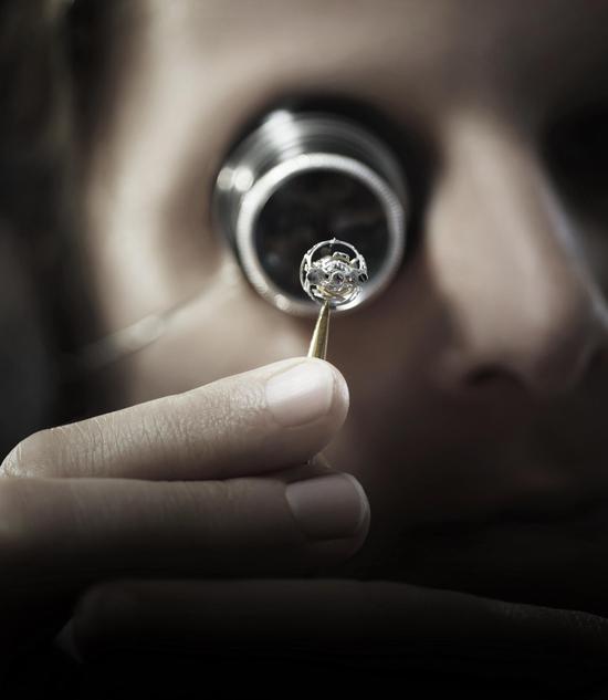 最小的零件只有一毫米长，最复杂的零件则要一周才能制作完成