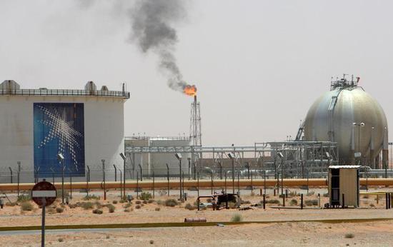 2008年6月资料图，沙特阿拉伯Khurais油田附近的天然气放空火炬。 REUTERS/Ali Jarekji