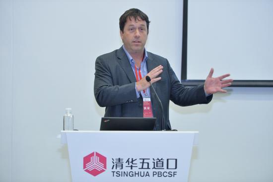 中信里昂证券中国现实研究团队首席David Murphy在现场演讲