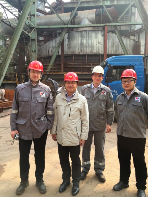 作者与烧结机技术专家在河北省某钢铁厂的烧结机余热回收装置前合影