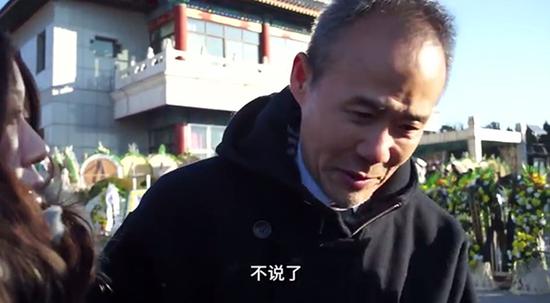 在告别仪式上，记者还碰到了万科董事局主席王石，王石语气有点哽咽：“他比我年纪小，但环保事业上，他是我的领头人。他走了，但精神和我们永在，晓光是我们的……，不说了。”