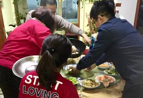 张雪和叶坤一家人在准备年夜饭，这是他们领证后的第一个春节。新京报记者李圣洁摄