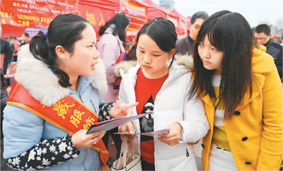 2月2日，江西省于都县举办为期7天的“春风行动”春季招聘大会，县劳动部门组织105家企业为返乡农民工提供电子、针织、制衣、机械、服务等方面的岗位1万余个，吸引了众多求职者前来应聘。方名荣摄（人民视觉）