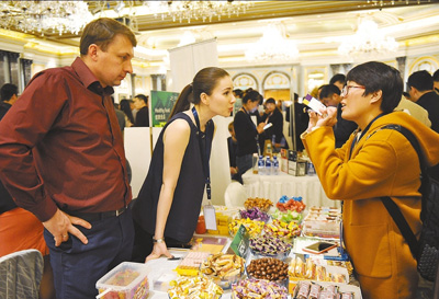 2016年11月，在北京的俄罗斯美食周暨食品企业推介会上，60余家俄罗斯农产品和食品企业组团来华推介美食，并与140余家中方企业开展了商贸对接。人民视觉