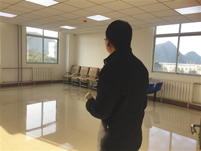 杨绍雷带记者参观贵阳六院的乒乓球室，窗外是逶迤的青山。