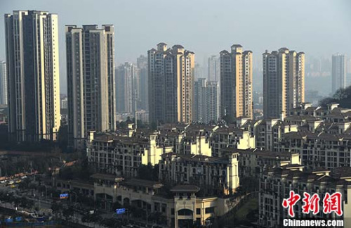 图为重庆高低不一的建筑楼盘。 中新社记者 陈超 摄