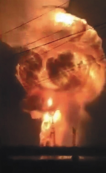 昨日22时45分许，铜陵市恒兴化工厂发生爆炸。（视频截图）图/视觉中国