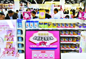 市民在南沙一家跨境商城选购商品。 广州日报全媒体记者黎旭阳 摄