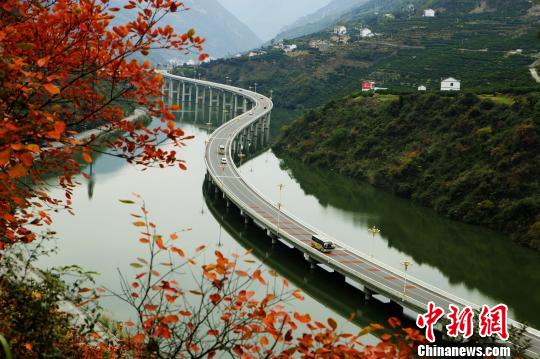 湖北兴山县的国内首条水上生态环保公路现绝美秋景，“水上公路”犹如一条巨龙。李明 摄