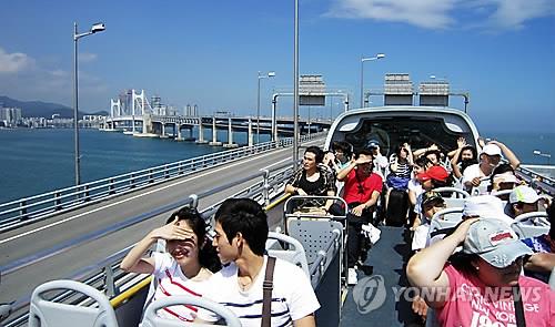 资料图片：釜山观光巴士（韩联社）