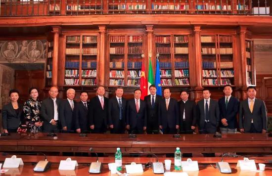 2015年10月19日，中国企业家俱乐部代表团会见时任意大利总理伦齐