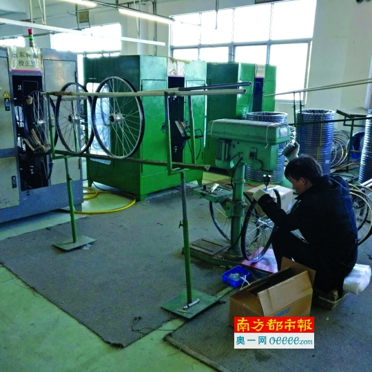 南都记者在小蓝单车的组装代工厂惠州华庆自行车厂内看到的场景。