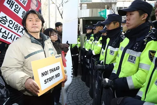 2月27日，韩国民众在位于首尔的乐天集团总部前举行抗议示威活动，并高举反对“萨德”的标语。新华社发（李相浩 摄）