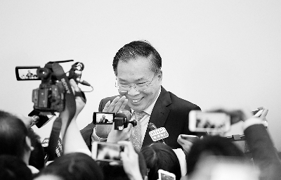 发布会结束后，王国庆离开会场时与记者挥手告别 &nbsp;&nbsp;&nbsp;&nbsp;摄/记者&nbsp;黑克