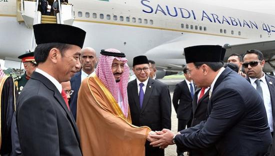 3月1日，印尼雅加达，沙特阿拉伯国王萨勒曼抵达当地，乘坐自动扶梯下飞机。图片显示：视觉中国