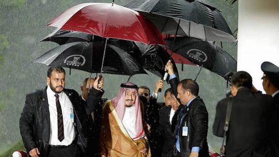 沙特阿拉伯国王首访印尼，获多人撑伞仍被淋。图片来源：视觉中国