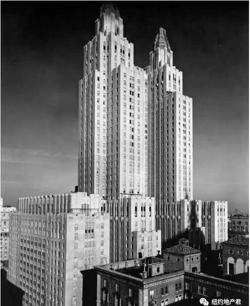 1931年刚落成时的华尔道夫酒店可以傲视曼哈顿天际线