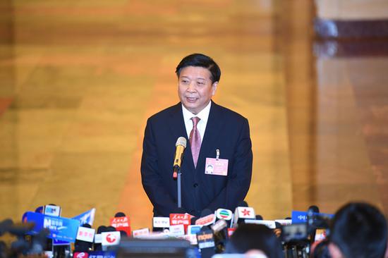 3月8日，十二届全国人大五次会议在北京人民大会堂举行第二次全体会议。这是国土资源部部长姜大明接受采访。新华社记者 吴晓凌 摄