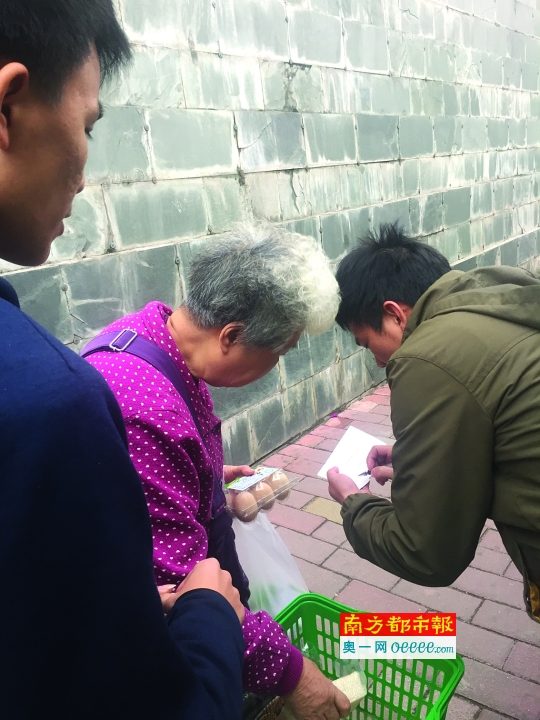 在街头揽客时,有老人上前询问,经理会上前登记老人信息并派发团购券。
