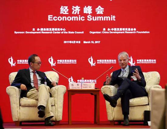 3月18日,美国纽约大学教授迈克尔·斯宾塞(右)在参加中国发展高层论坛2017活动时与复旦大学经济学院院长张军对话。新华社记者 才扬 摄
