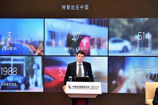 3月18日，特斯拉汽车公司全球总裁乔·麦克尼尔在“中国发展高层论坛2017”经济峰会上发言。新华社记者 李鑫 摄