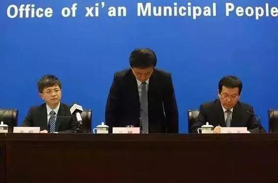 西安市委常委、市常务副市长吕健鞠躬道歉