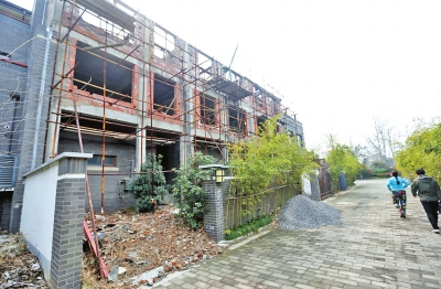 小区内不少房屋旁边都立着施工的脚手架