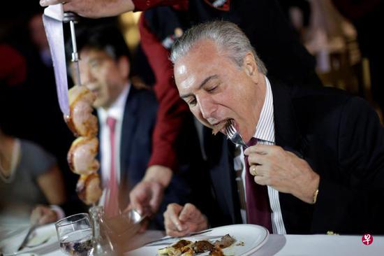 巴西总统特梅尔率先吃牛排，以示政府对巴西肉类食品的信心
