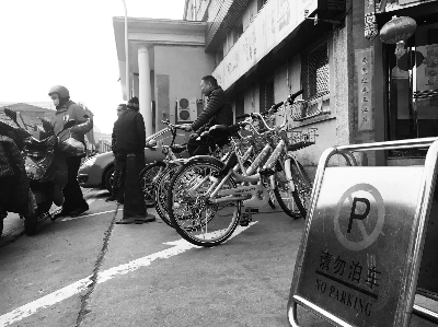 在太仆寺街上，随处可见随意停放的共享单车摄/记者 蒲长廷