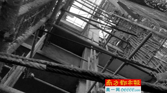 原定于去年年底交楼的雄盛王府广场,如今依旧在施工,远远未到竣工进度。